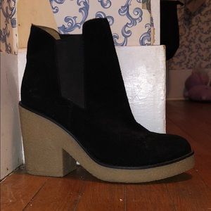 UO Women’s Size 8M Suede Booties